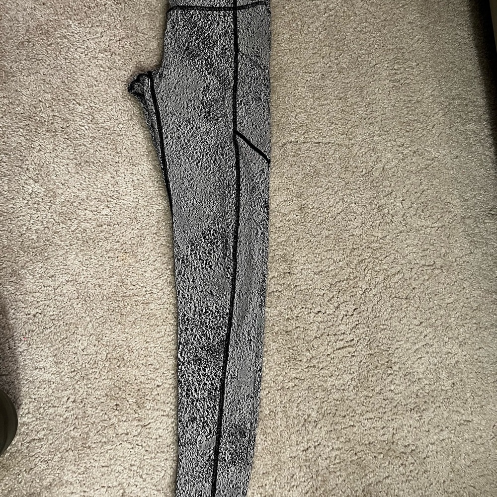 Lululemon pants size 6 in used good condition
